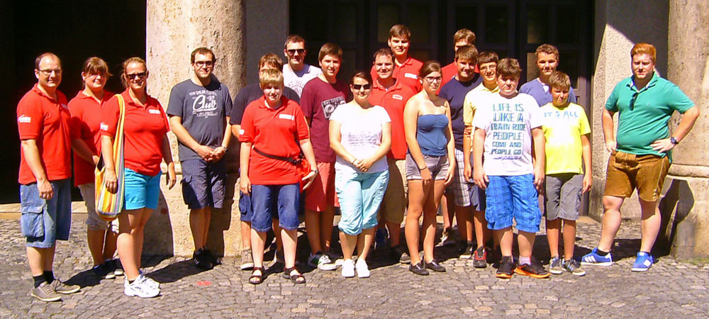 Gruppenfoto vor der Feuerwache München 1
